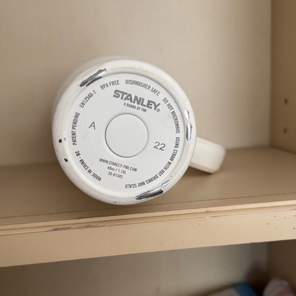 Stanley Cream Insulated Travel Mug with Handle - Picture 5 of 7